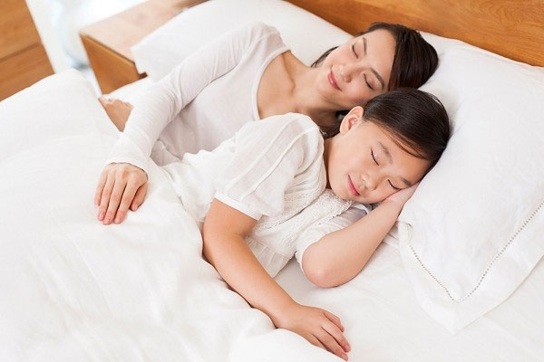 Để trẻ ngủ sâu càng sớm càng tốt, tốt nhất mẹ nên lưu ý cho bé đi ngủ trước 10 giờ tối Tăng chiều cao cho bé