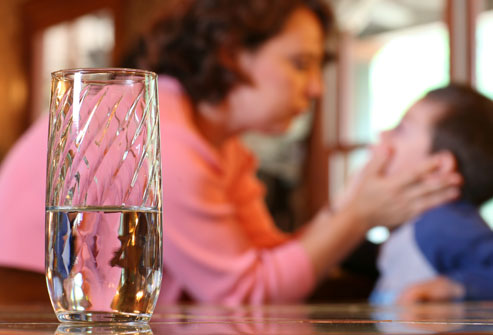 Điều trị mất nước cho trẻ Cách xử lý khi trẻ bị nôn