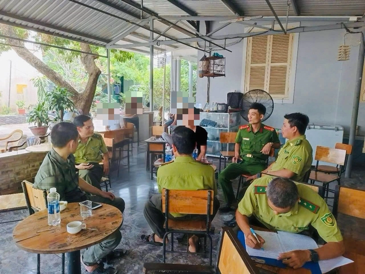 Mang chim đến quán cà phê không có giấy tờ sẽ bị phạt - Ảnh 1.